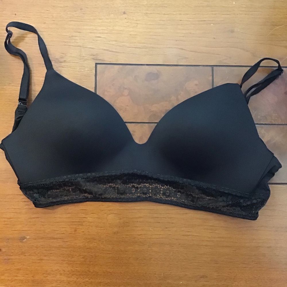 Victoria’s Secret | Black & Lace No Wire Bra 32D